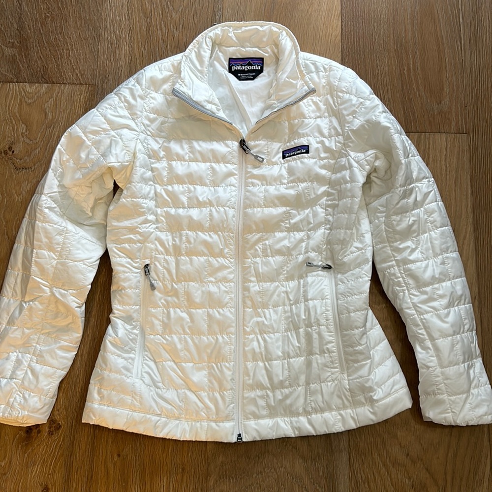 Like new women’s Patagonia W’s Nano Puff Jacket.  White.